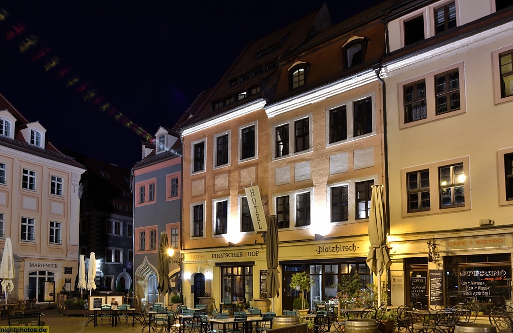 Pirna Altstadt Am Markt Peter-Ulrich-Haus erbaut 1506 von Baumeister Peter Ulrich. Heute Tom Pauls Theater. Rechts daneben Hakenhäuser