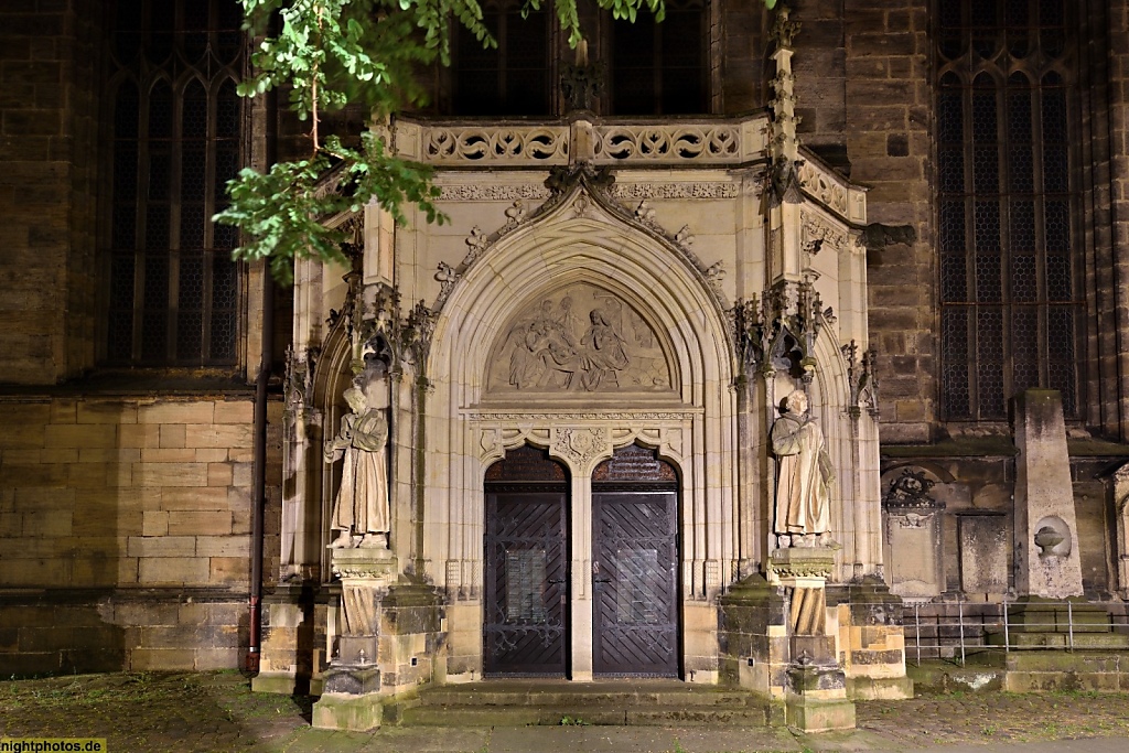 Pirna Stadtkirche St Marien erbaut 1502-1546 spätgotisch. Nördliches Seitenportal am Kirchplatz