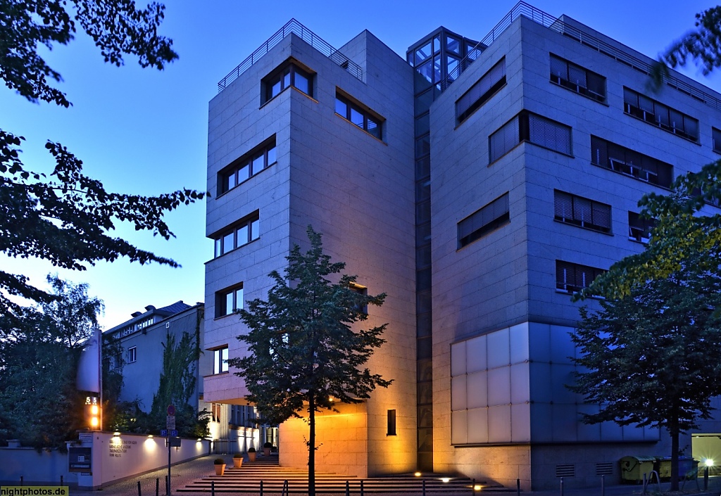 Berlin Mitte Katholische Höfe mit Repräsentanz der Deutschen Bischofskonferenz erbaut 1999 von Büro Höger Hare Architekten. Hannoversche Strasse 5
