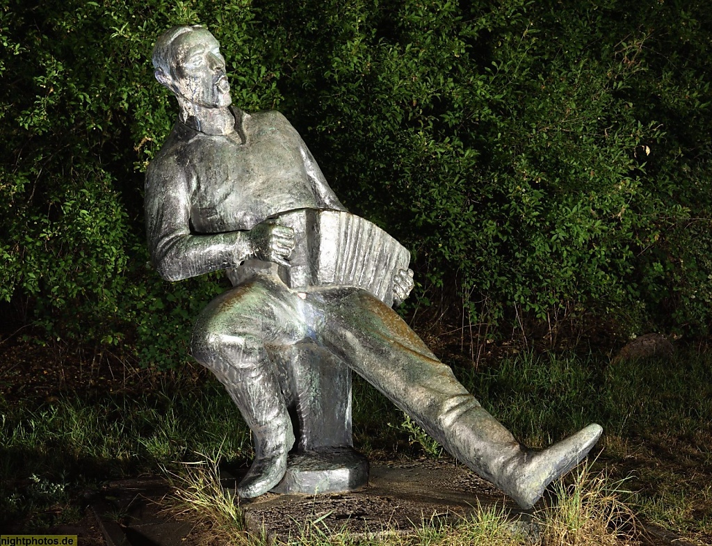 Berlin Köpenick Bellevuepark Bronze Skulptur Harmonikaspieler von Hans-Detlev Hennig 1965