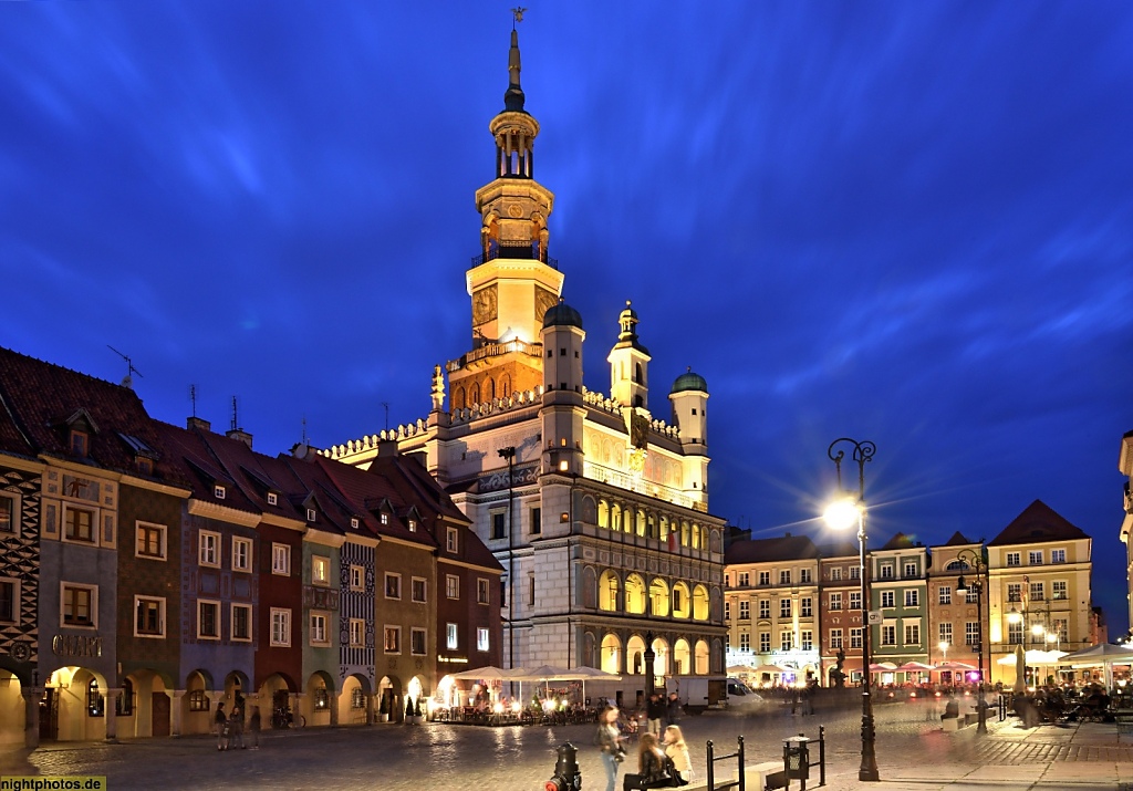Poznan Alter Markt Stary Rynek mit Rathaus Ratusz Rekonstruktion erbaut 1560 von Baumeister Giovanni Battista di Quadro im Renaissancestil