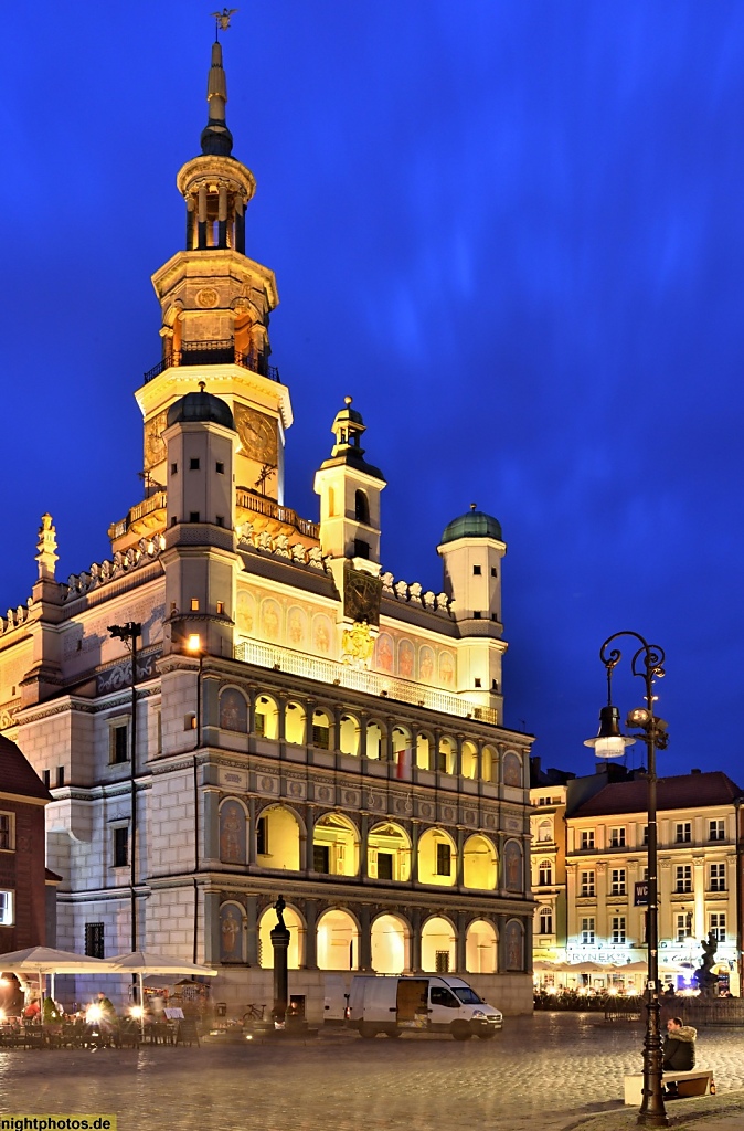 Poznan Alter Markt Stary Rynek mit Rathaus Ratusz Rekonstruktion erbaut 1560 von Baumeister Giovanni Battista di Quadro im Renaissancestil