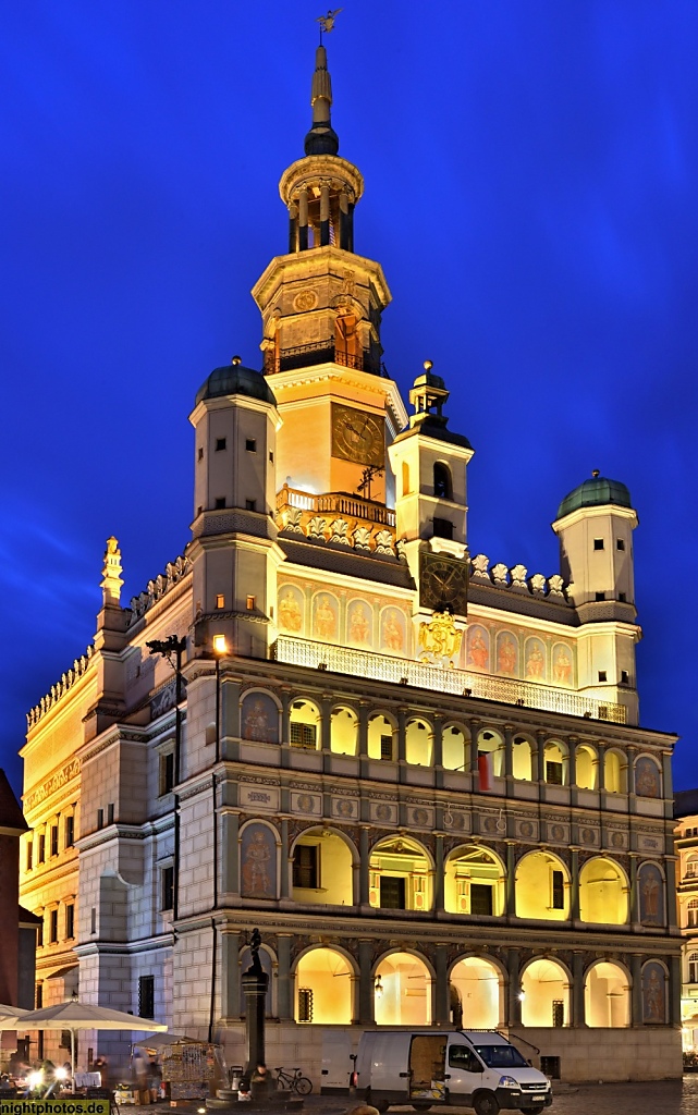 Poznan Alter Markt Stary Rynek mit Rathaus Ratusz Rekonstruktion erbaut 1560 von Baumeister Giovanni Battista di Quadro im Renaissancestil