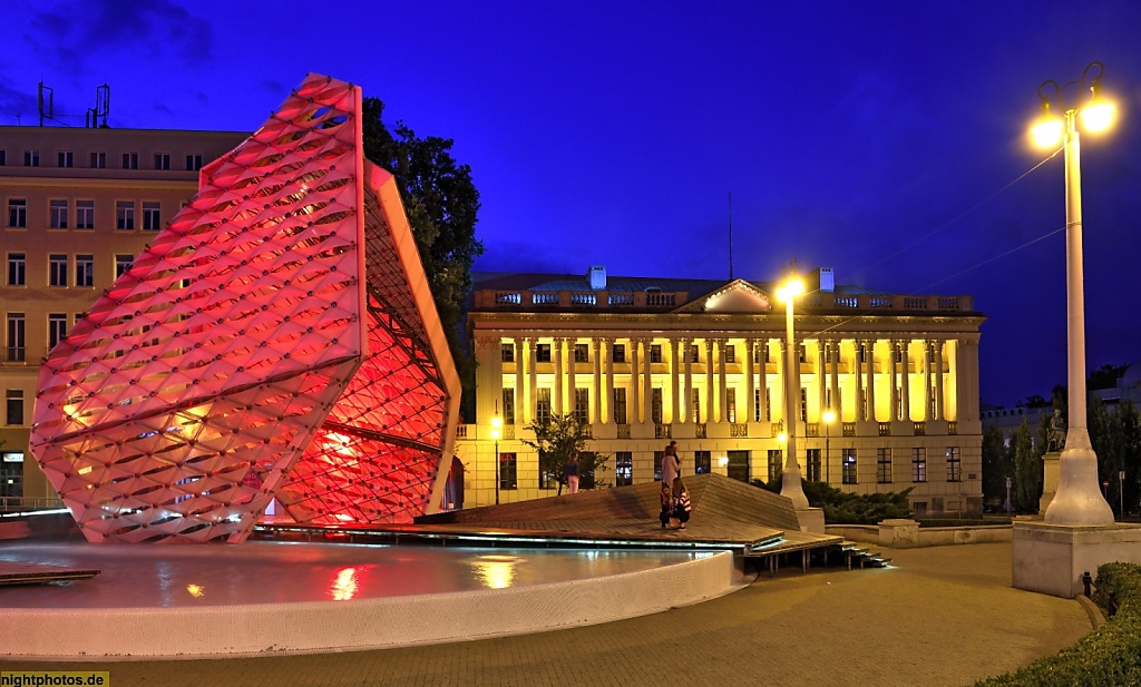 Poznan. Brunnen der Freiheit auf dem Freiheitsplatz erbaut 2010-2012. Fontanna Wolności vor Raczyński-Bibliothek