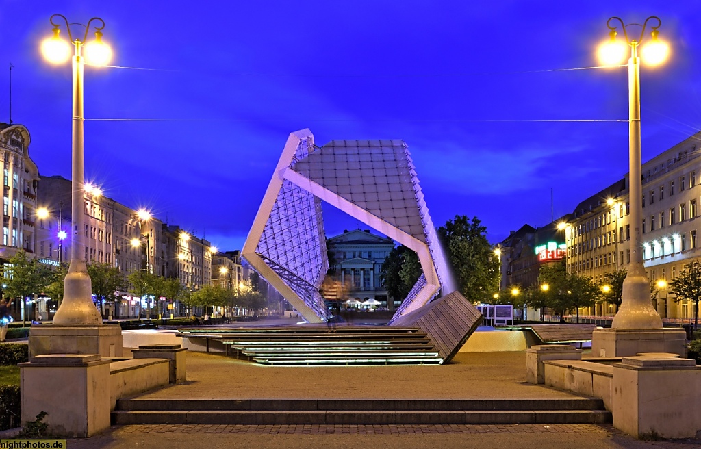 Poznan. Brunnen der Freiheit auf dem Freiheitsplatz erbaut 2010-2012. Fontanna Wolności vor Arkadia Gebäude