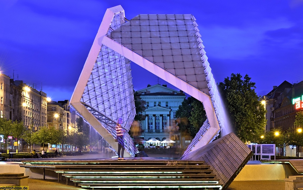 Poznan. Brunnen der Freiheit auf dem Freiheitsplatz erbaut 2010-2012. Fontanna Wolności vor Arkadia Gebäude