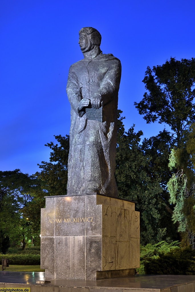 Poznan. Denkmal Adam Mickiewicz von Bildhauer Bazyli Wojtowicz und Czesław Woźniak errichtet 1960