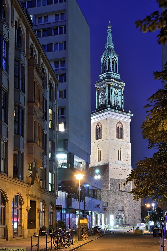 Berlin Mitte Rosenstrasse Blick auf Turm der St Marienkirche erbaut im 13. Jahrhundert