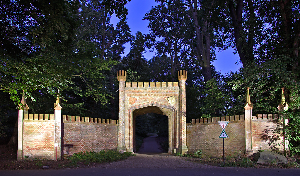 Berlin Wannsee Glienicker Park Jägertor an der Havelpromenade. Krughorn. Park entworfen 1816 von Peter Joseph Lenné