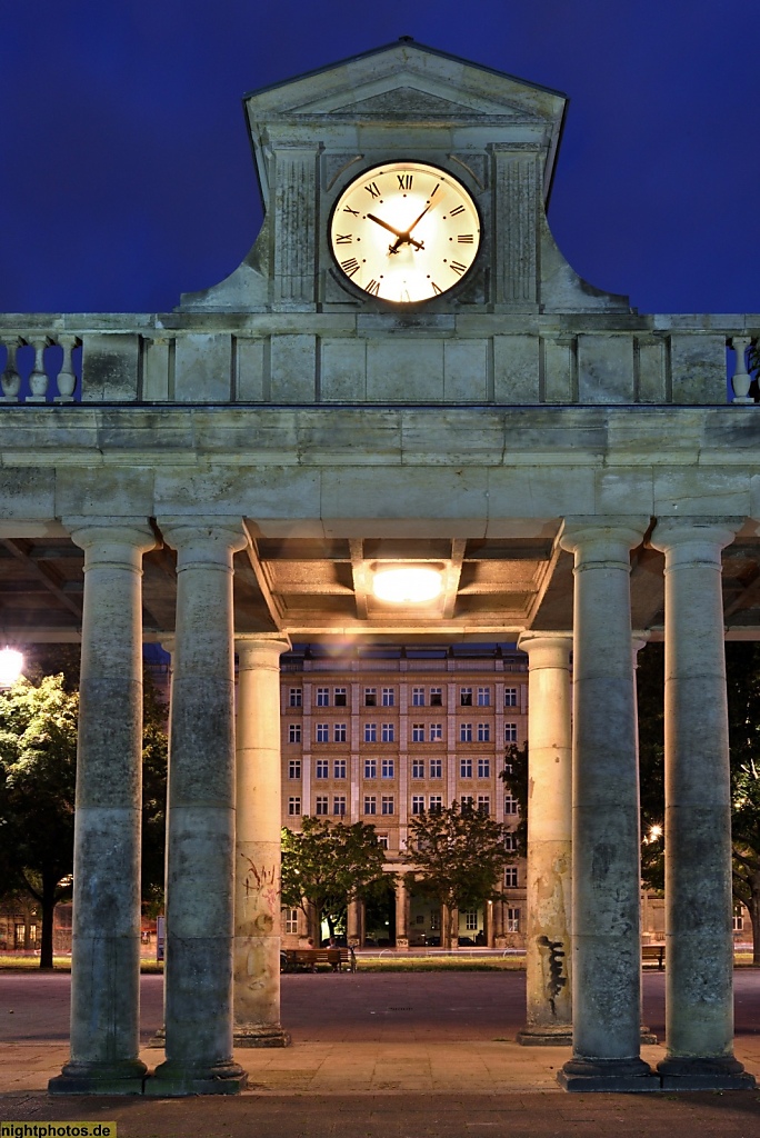 Berlin Friedrichshain Frankfurter Allee Uhrenkolonnade erbaut 1952-1956 vom Architektenkollektiv Hanns Hopp