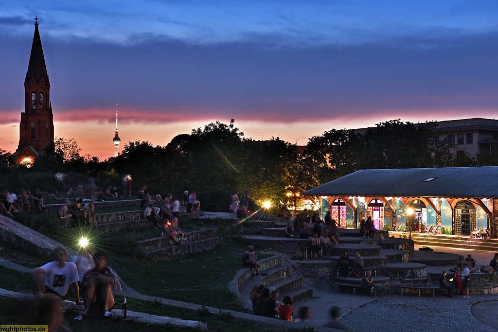 Berlin Kreuzberg Görlitzer Park Skyline Emmaus-Kirche Fernsehturm und ehemaliger Güterschuppen heute Schwarzlicht Minigolf Anlage