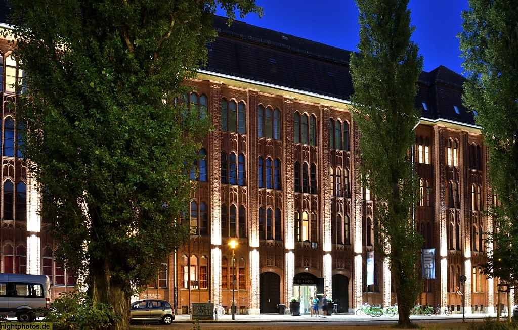 Berlin Friedrichshain Warschauer Platz Plus Hotel Hostel erbaut als Höhere Webeschule 1909-1914 von Ludwig Hoffmann