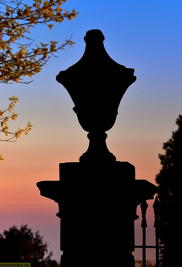 Fulda Eichenzell Schloss Fasanerie Adolphseck. Vase auf Schlossparkzaun