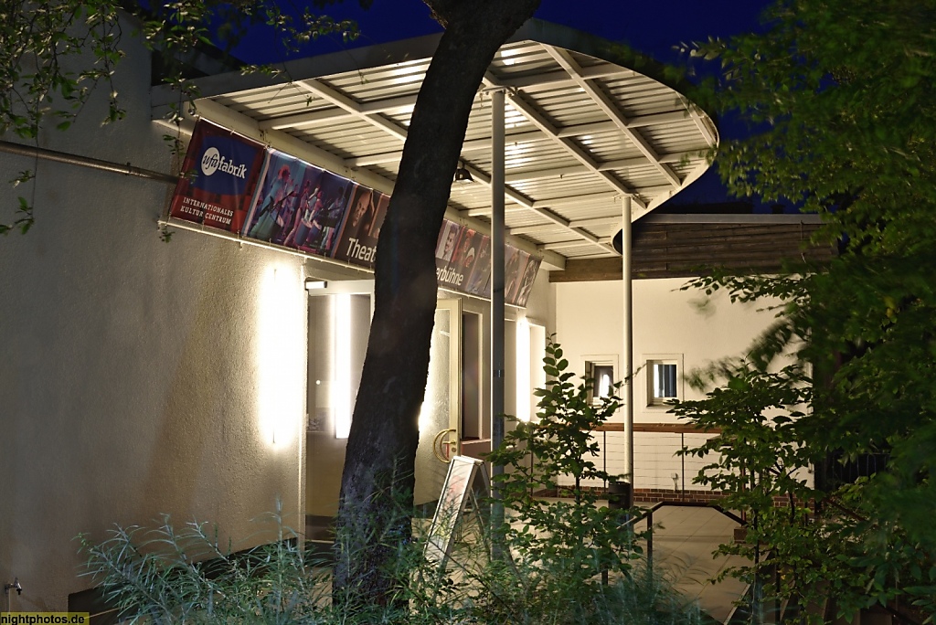 Berlin Tempelhof UFA-Fabrik Kulturzentrum seit 1979 auf ehemaligem Gelaende Filmkopierwerk der AFIFA. Eingang Theatersaal