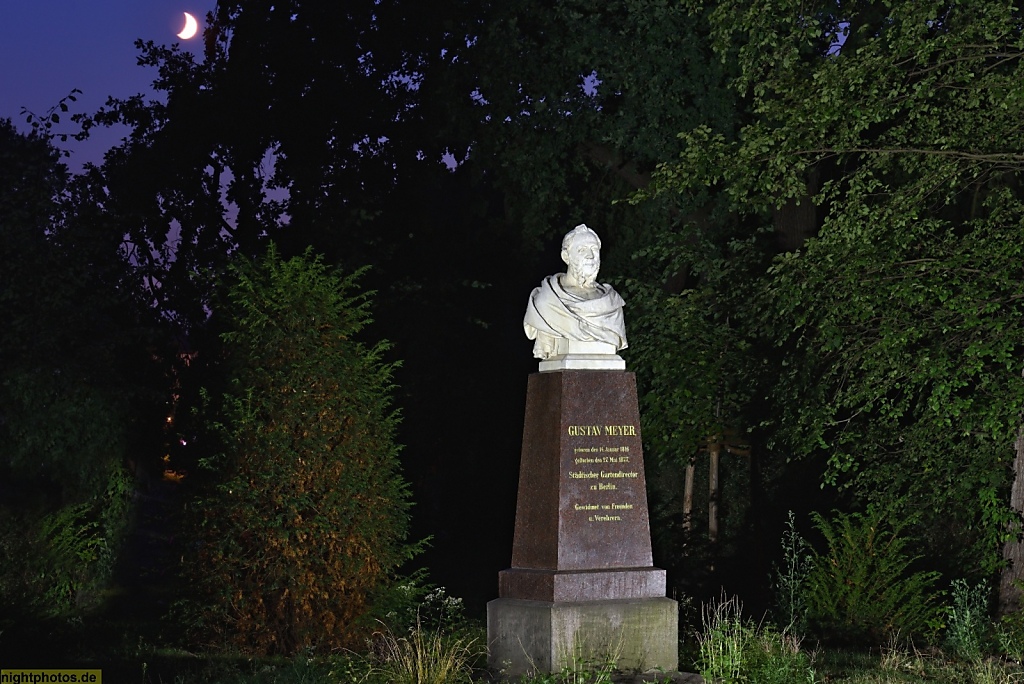 Berlin Treptower Park Denkmal mit Bueste von Gustav Meyer. Städtischer Gartendirektor