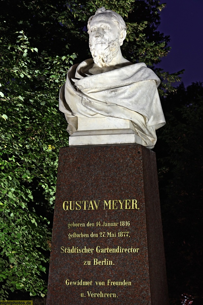 Berlin Treptower Park Denkmal mit Bueste von Gustav Meyer. Städtischer Gartendirektor