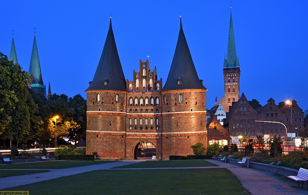 Lübeck Holstentor erbaut 1478 als Teil der Stadtbefestigung. Restauriert 2006. Feldseite