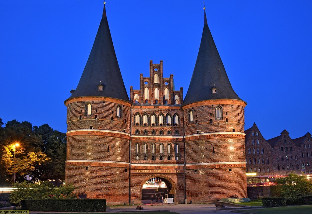 Lübeck Holstentor erbaut 1478 als Teil der Stadtbefestigung. Restauriert 2006. Feldseite