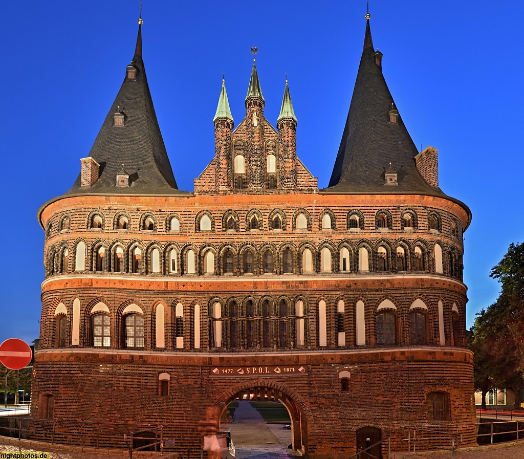 Lübeck Holstentor erbaut 1478 als Teil der Stadtbefestigung. Restauriert 2006. Stadtseite