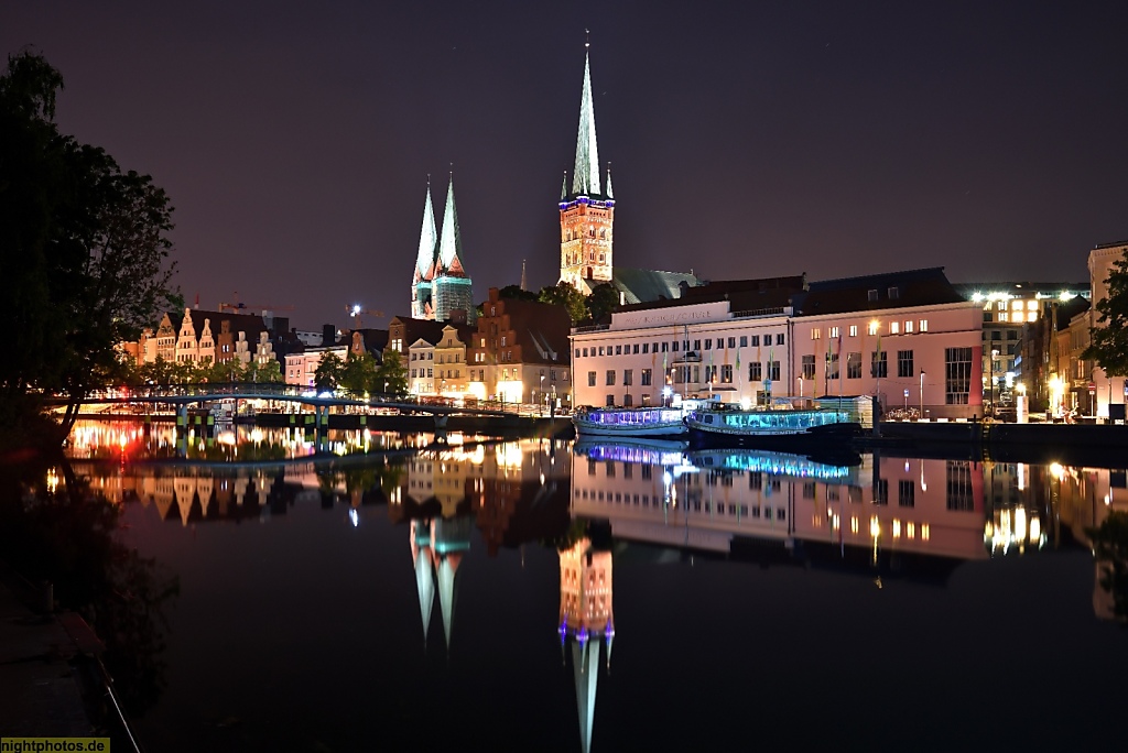 Lübeck An der Obertrave Skyline mit Giebelhäusern Musikhochschule und Obertravenbrücke