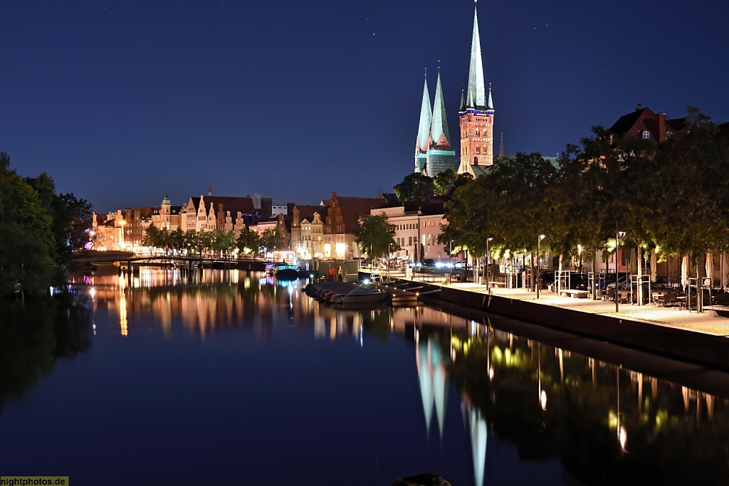 Lübeck An der Obertrave Skyline mit Giebelhäusern Musikhochschule und Obertravenbrücke