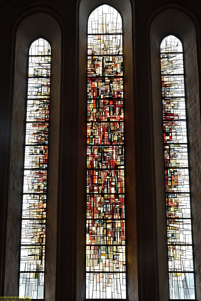 Lübeck Dom. Erbaut romanisch 1173-1230. Neuzeitlich modernes Mosaikfenster von Lothar Quinte 1963-64