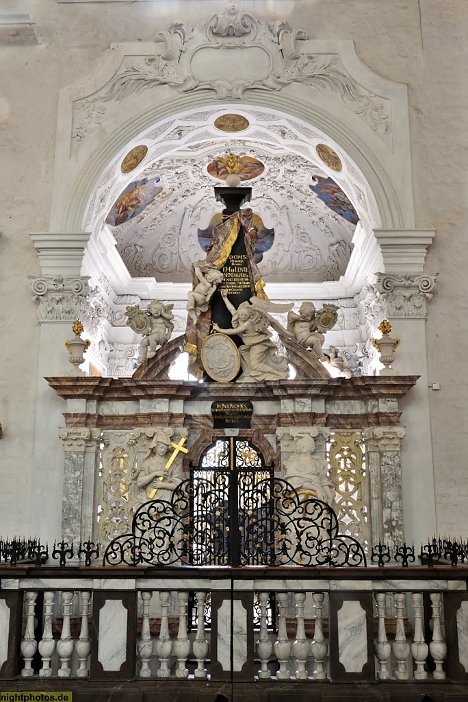 Lübeck Dom. Erbaut romanisch 1173-1230. Kapelle mit Grabstätte im Seitenschiff