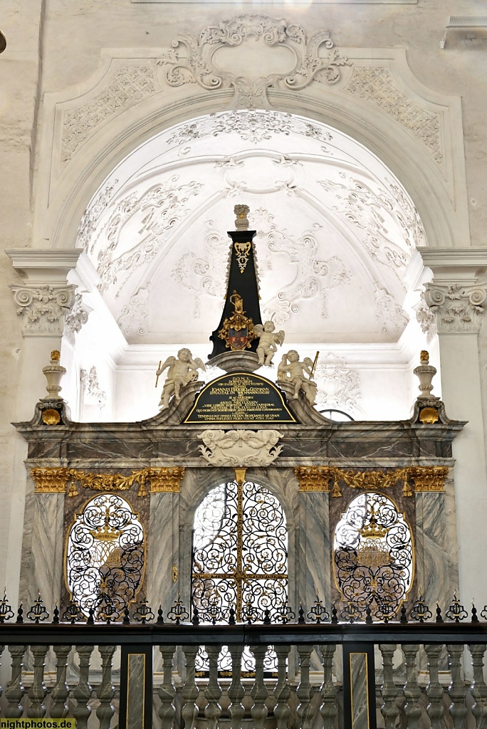 Lübeck Dom. Erbaut romanisch 1173-1230. Kapelle mit Grab von Johann Georg von Gusmann 1645-1716 im Seitenschiff