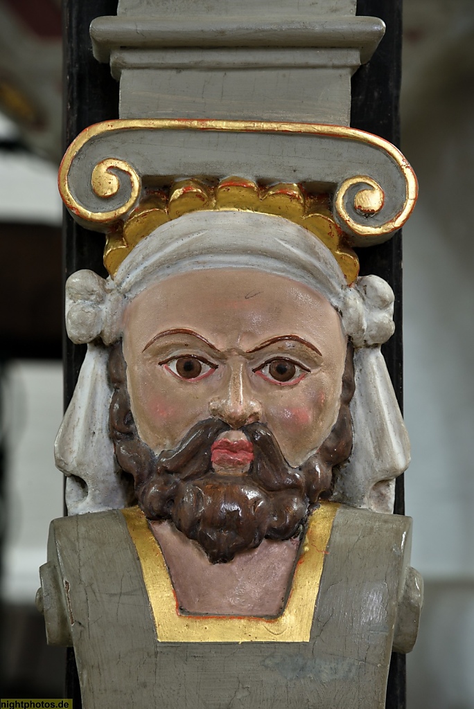 Lübeck Dom. Erbaut romanisch 1173-1230. Renaissance-Kanzel errichtet 1586 von Hans Fleming. Kanzelzaun. Baluster Schnitzfigur