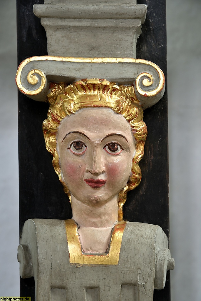 Lübeck Dom. Erbaut romanisch 1173-1230. Renaissance-Kanzel errichtet 1586 von Hans Fleming. Kanzelzaun. Baluster Schnitzfigur