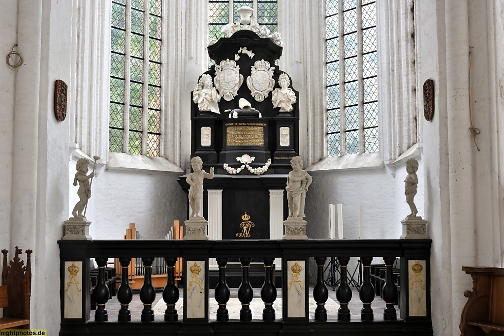 Lübeck Dom. Erbaut romanisch 1173-1230. Erneuerter Ostchor. Marientidenkapelle mit Grab Fürstbischof August Friedrich gestorben 1705. Bildhauer Quellinus