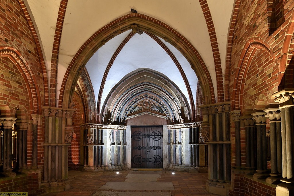Lübeck Dom erbaut romanisch 1173-1230 mit spätromanischer Vorhalle 'Paradies' von 1254-1259