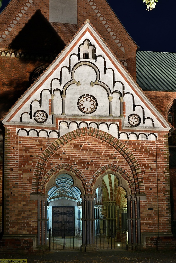 Lübeck Dom erbaut romanisch 1173-1230 mit spätromanischer Vorhalle 'Paradies' von 1254-1259