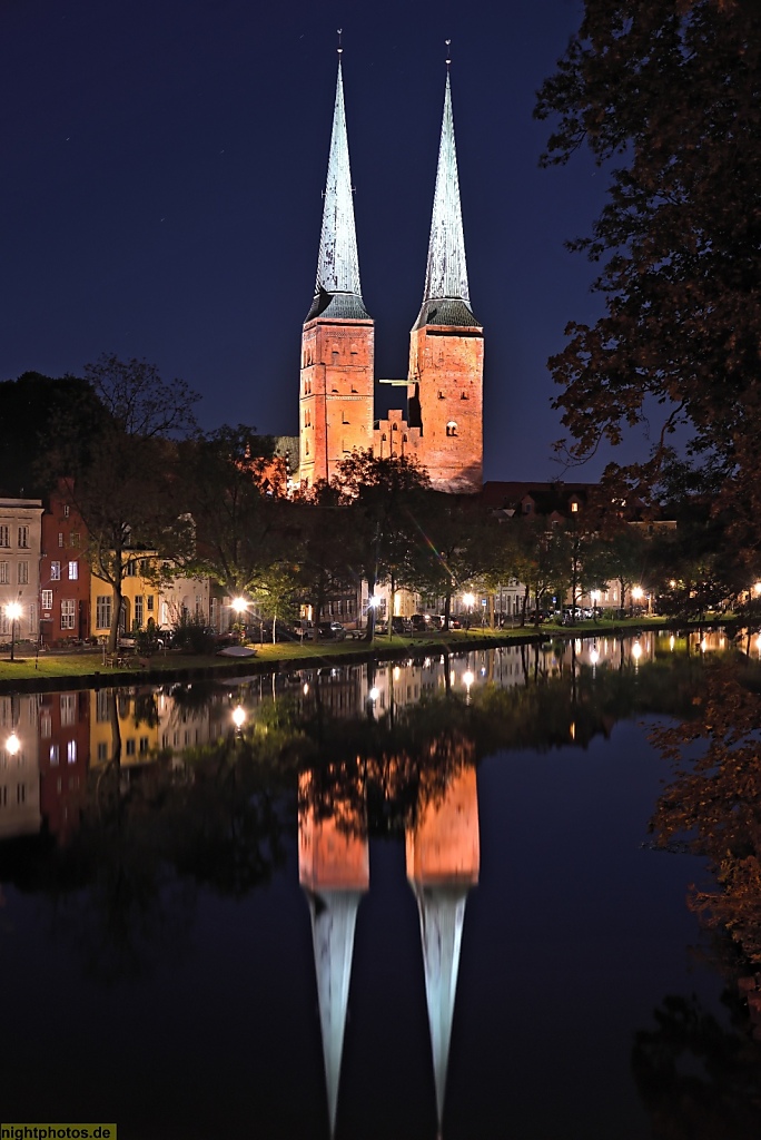 Lübeck An der Obertrave vor dem Dom. Grundsteinlegung 1173. Nachkriegs-Wiederaufbau beendet 1982