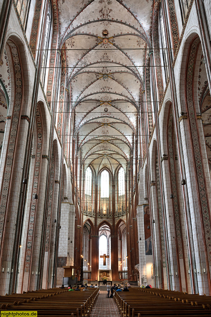 Lübeck Marienkirche erbaut 1277-1351 in norddeutscher Bachsteingotik. Innenaufnahme Hauptschiff