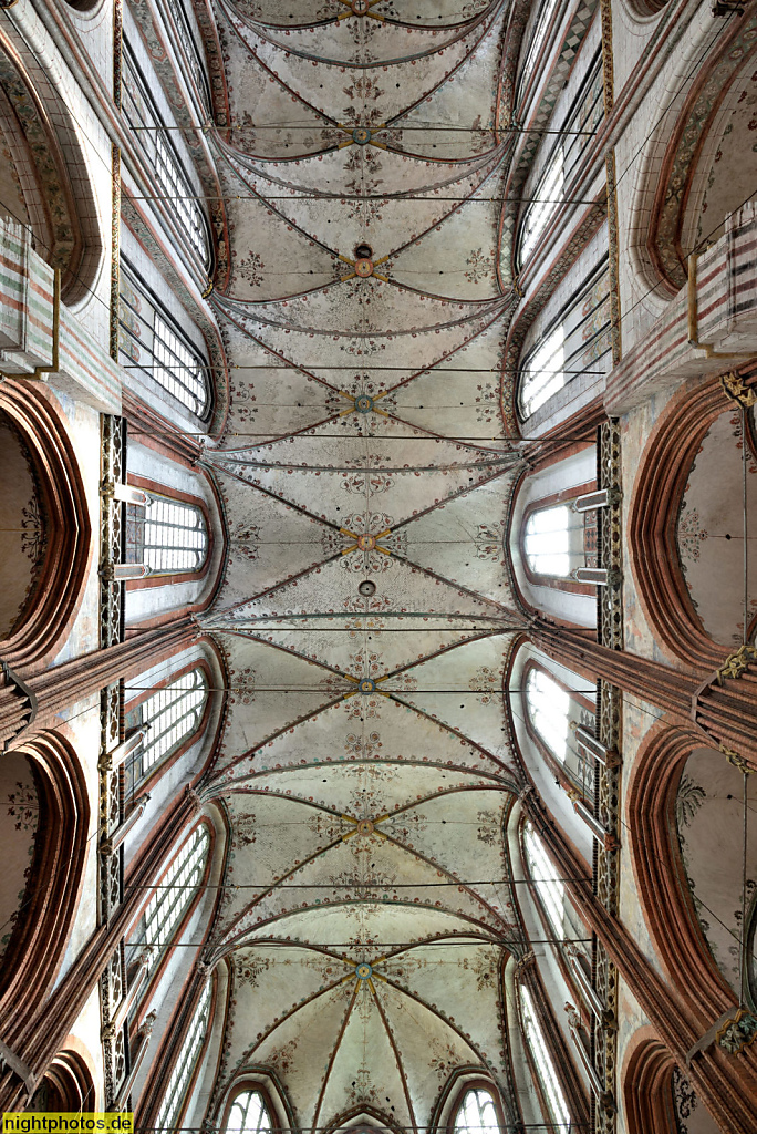 Lübeck Marienkirche erbaut 1277-1351 in norddeutscher Bachsteingotik. Innenaufnahme Hauptschiff Deckengewölbe
