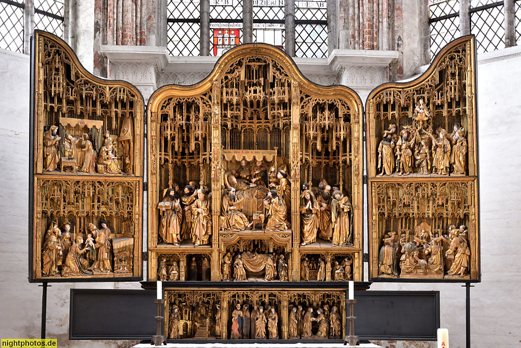 Lübeck Marienkirche erbaut 1277-1351 in norddeutscher Bachsteingotik. Antwerpener Retabel in der Marientidenkapelle von 1518 auf Predella