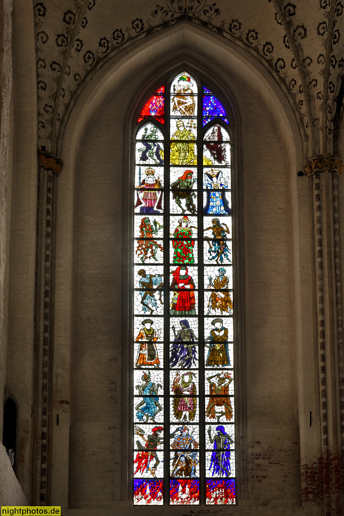 2018-08-23 68 Lübeck Marienkirche erbaut 1277-1351 in norddeutscher Bachsteingotik. Totentanzkapelle Kirchenfenster mit Totentanz Motiv