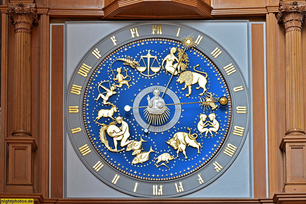 Lübeck Marienkirche erbaut 1277-1351 in norddeutscher Bachsteingotik. Astronomische Uhr. Nachbildung 1960-1967 von Paul Behrens