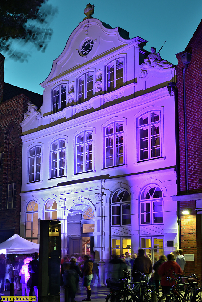 Lübeck Buddenbrookhaus erbaut 1289. Barockfassade mit Schweifgiebel. Dachfiguren von Dietrich Jürgen Boy. Dachfigur links 'Die Zeit. Dachfigur rechts 'Das Glück'