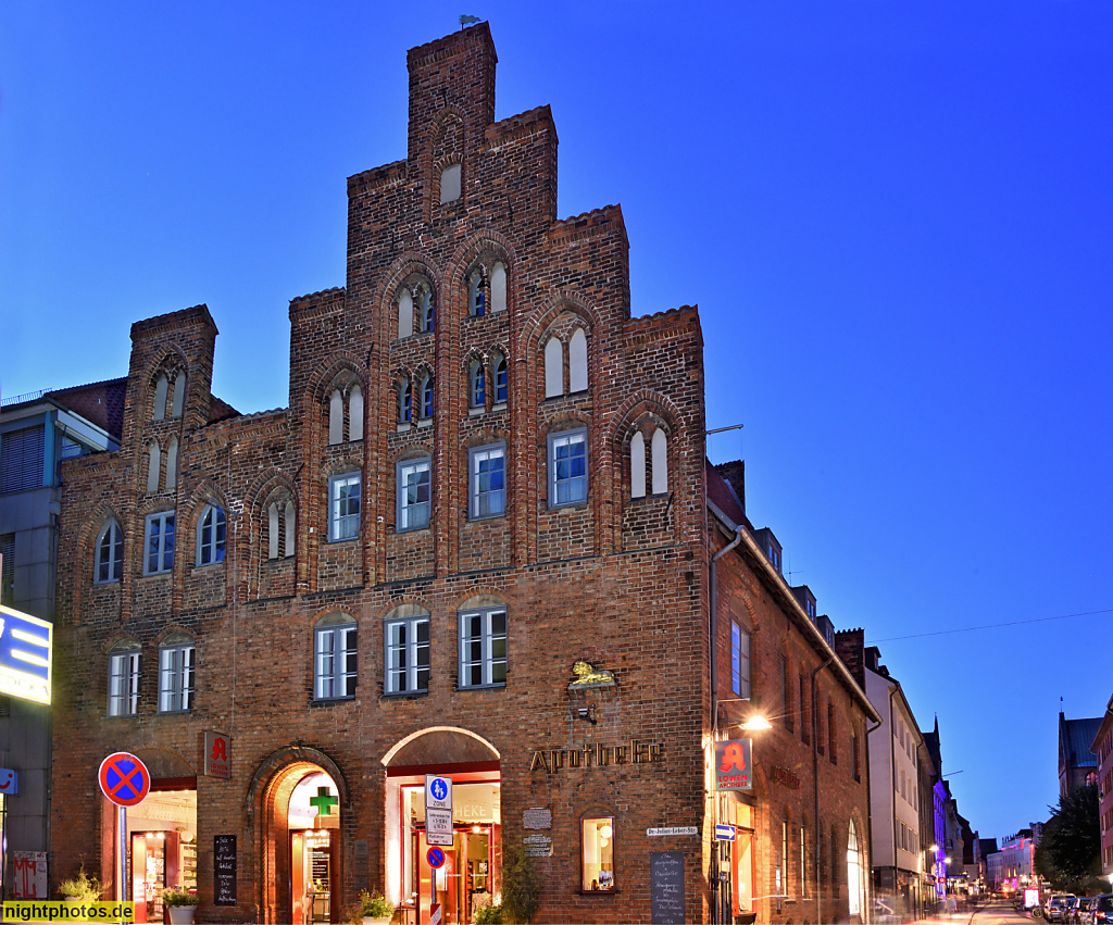 Lübeck Loewenapotheke. Stufengiebelhaus erbaut 1230 vom Lübecker Ratsherrn Bertram Stalbuk
