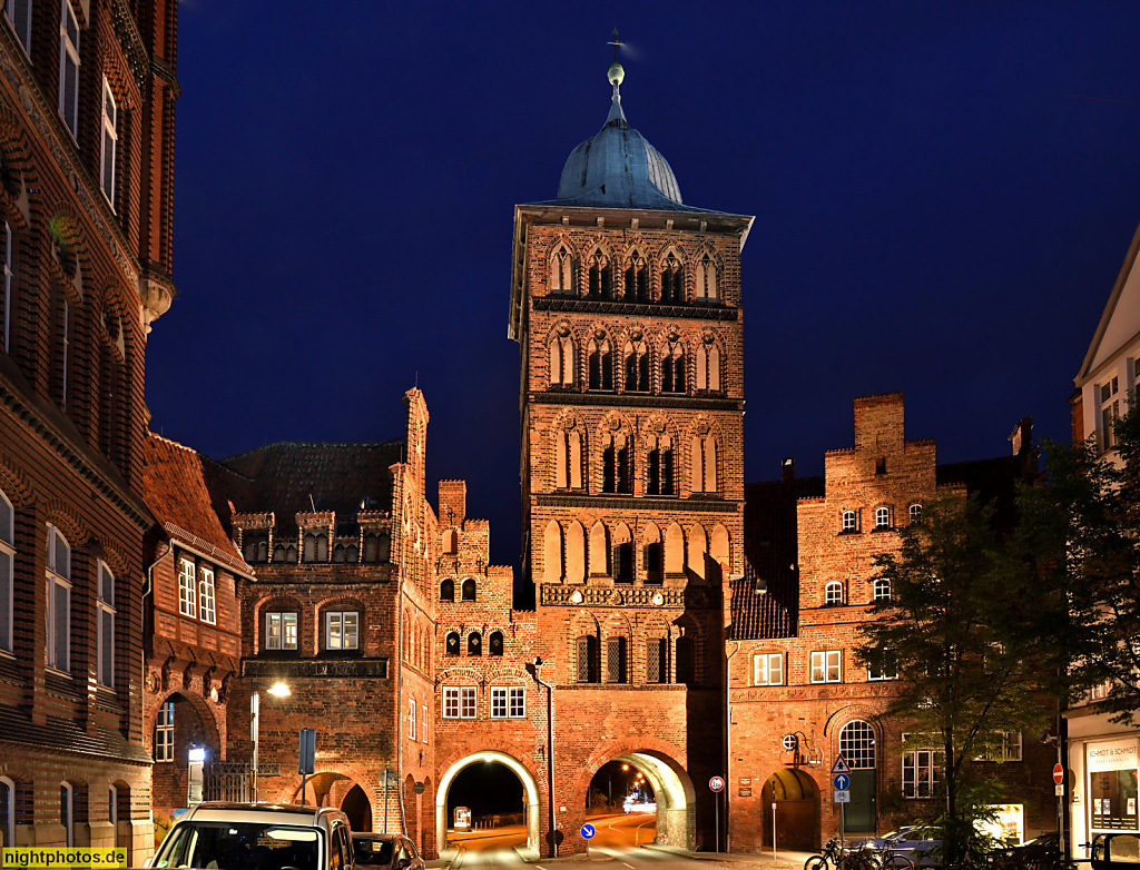 Lübeck Burgtor erbaut 1444 vom Stadtbaumeister Nicolas Peck. Teil der Lübecker Burg. Marstall (links) Zöllnerhaus (rechts)