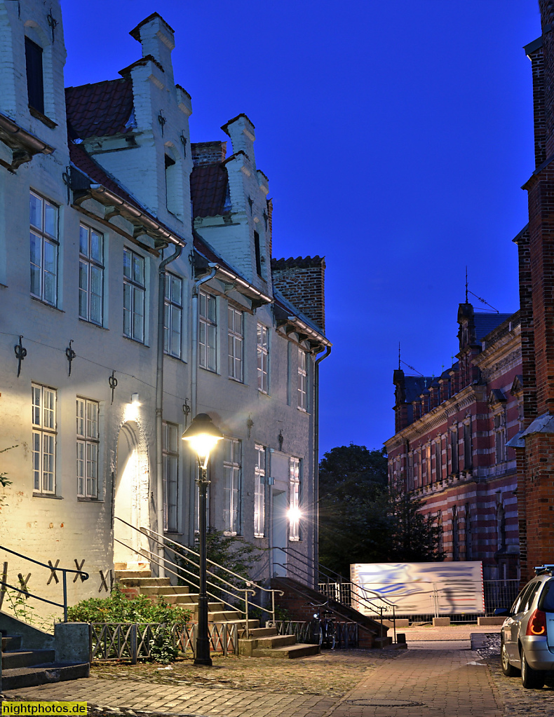 Lübeck Koberg ehemaliges Haupthaus der Hopfenpacker und Hoghehus. Hinten ehemalige Deutsche Versicherungsanstalt zu Lübeck