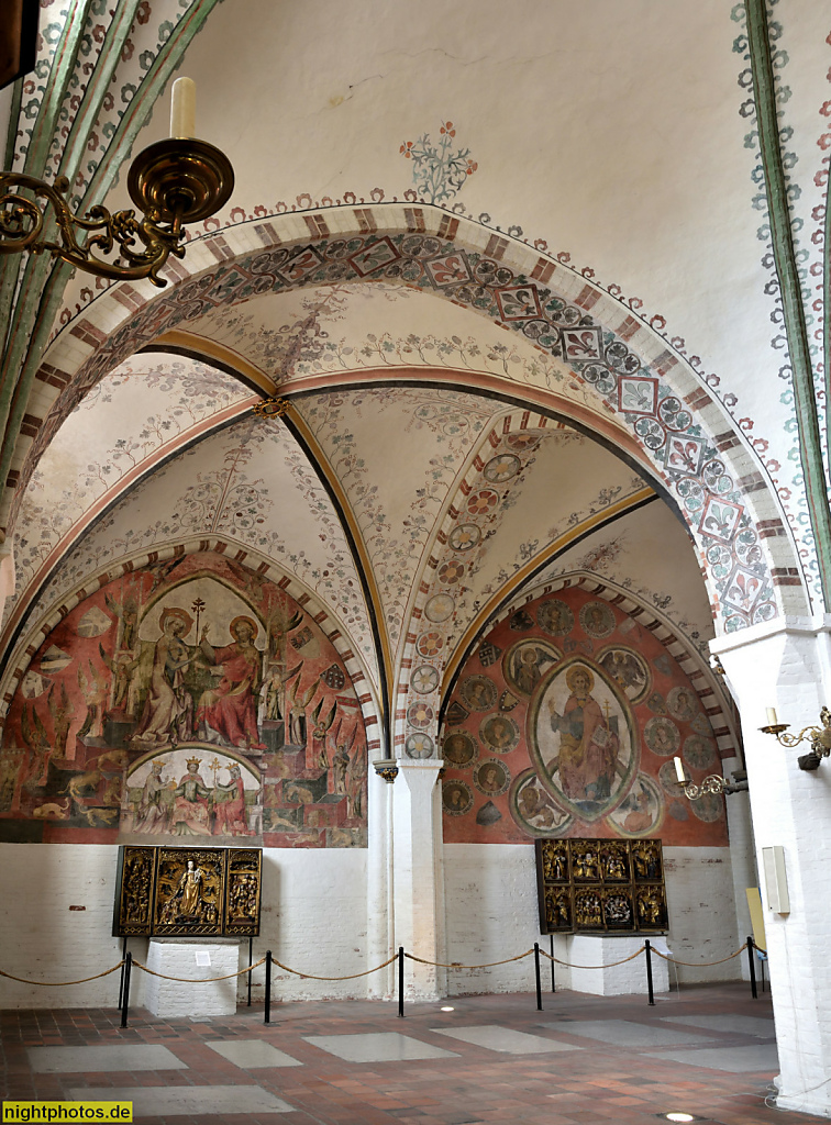 Lübeck Koberg Heiligen-Geist-Hospital erbaut 1286 als Sozialeinrichtung. Kirche. Wandmalerei von 1320-1325 'Erhöhung Marias' (links) u 'Christus Salvator Mundi' (rechts)