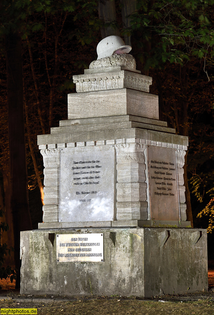 Berlin Frohnau Stahlhelm Denkmal für die Toten des Ersten Weltkriegs mit Inschrift von Theodor Körner. Errichtet 1922