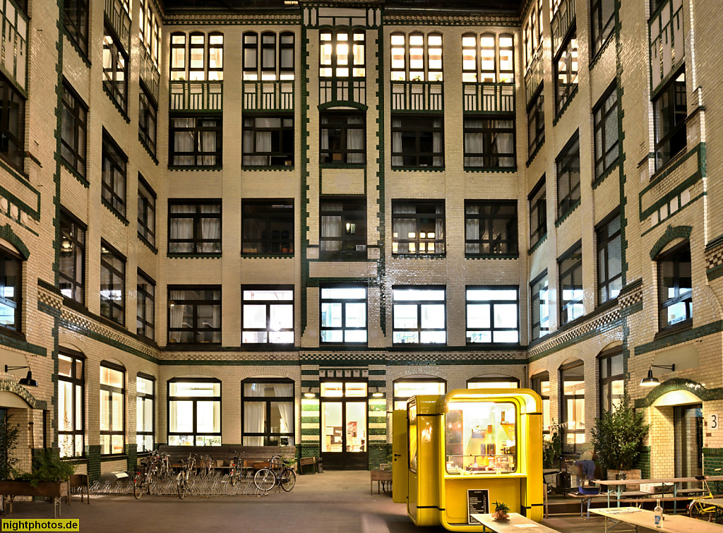 Berlin Kreuzberg Mykita GmbH seit 2014. Erbaut 1902-1905 von Kurt Berndt für Metallwarenfabrik Hompesch & Co. Ab 1933 Pelikan-Haus. Gebäude 2002 saniert