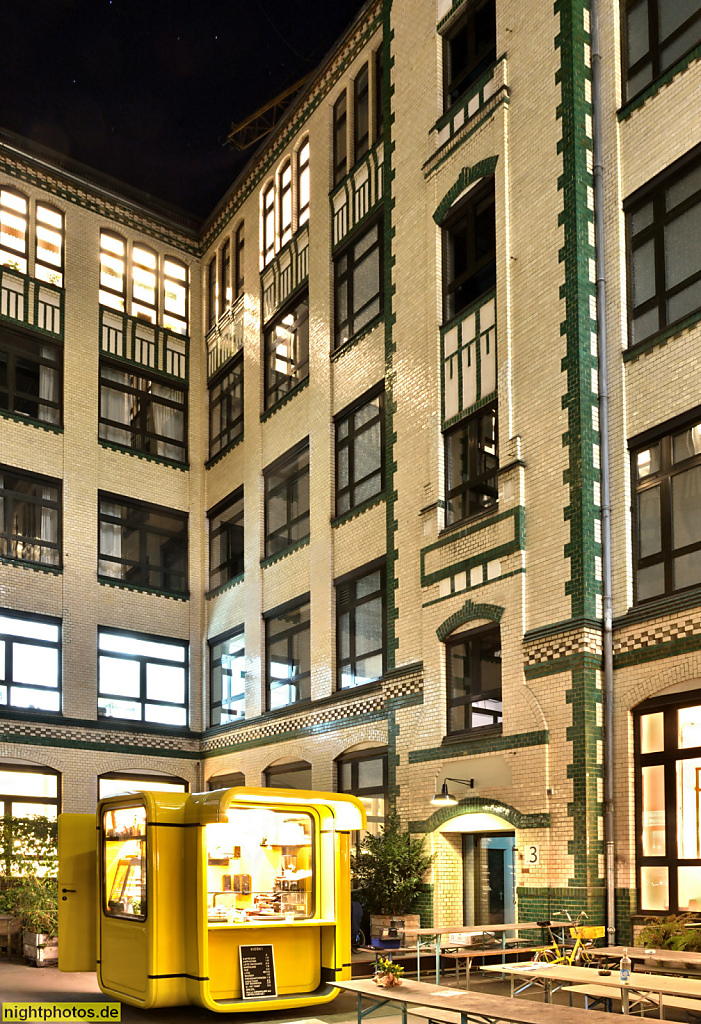 Berlin Kreuzberg Mykita GmbH seit 2014. Erbaut 1902-1905 von Kurt Berndt für Metallwarenfabrik Hompesch & Co. Ab 1933 Pelikan-Haus. Gebäude 2002 saniert