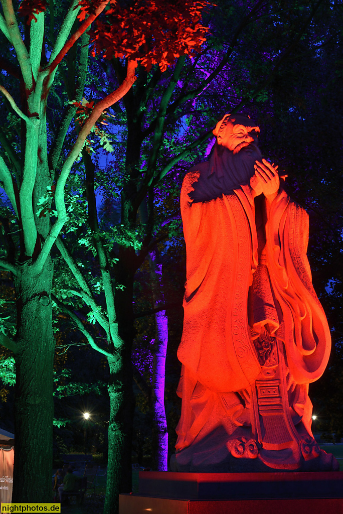 Berlin Marzahn Konfuzius Statue beim Mondfest im Chinesischen Garten in den Gärten der Welt