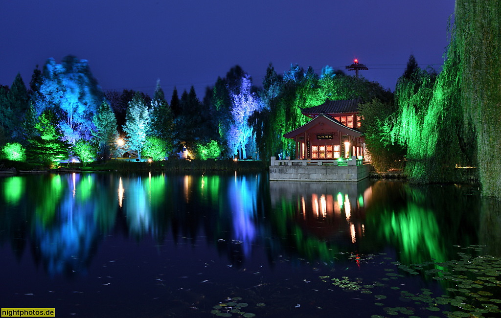 Berlin Marzahn 'Garten des wiedergewonnenen Mondes' mit Steinboot als Hochzeitshaus eröffnet 2000 in den Gärten der Welt