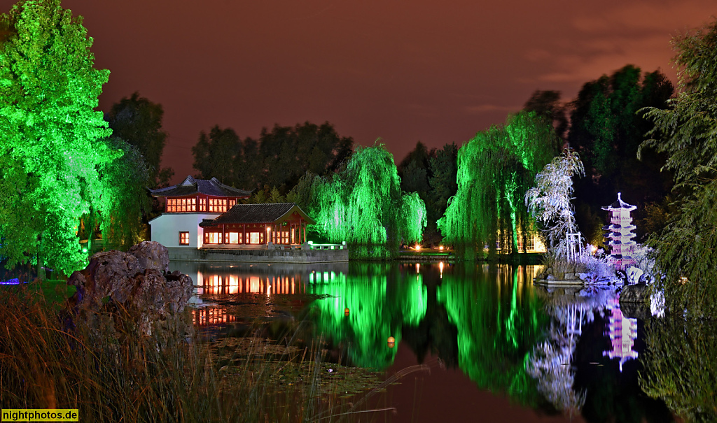 Berlin Marzahn 'Garten des wiedergewonnenen Mondes' mit Steinboot als Hochzeitshaus eröffnet 2000 in den Gärten der Welt